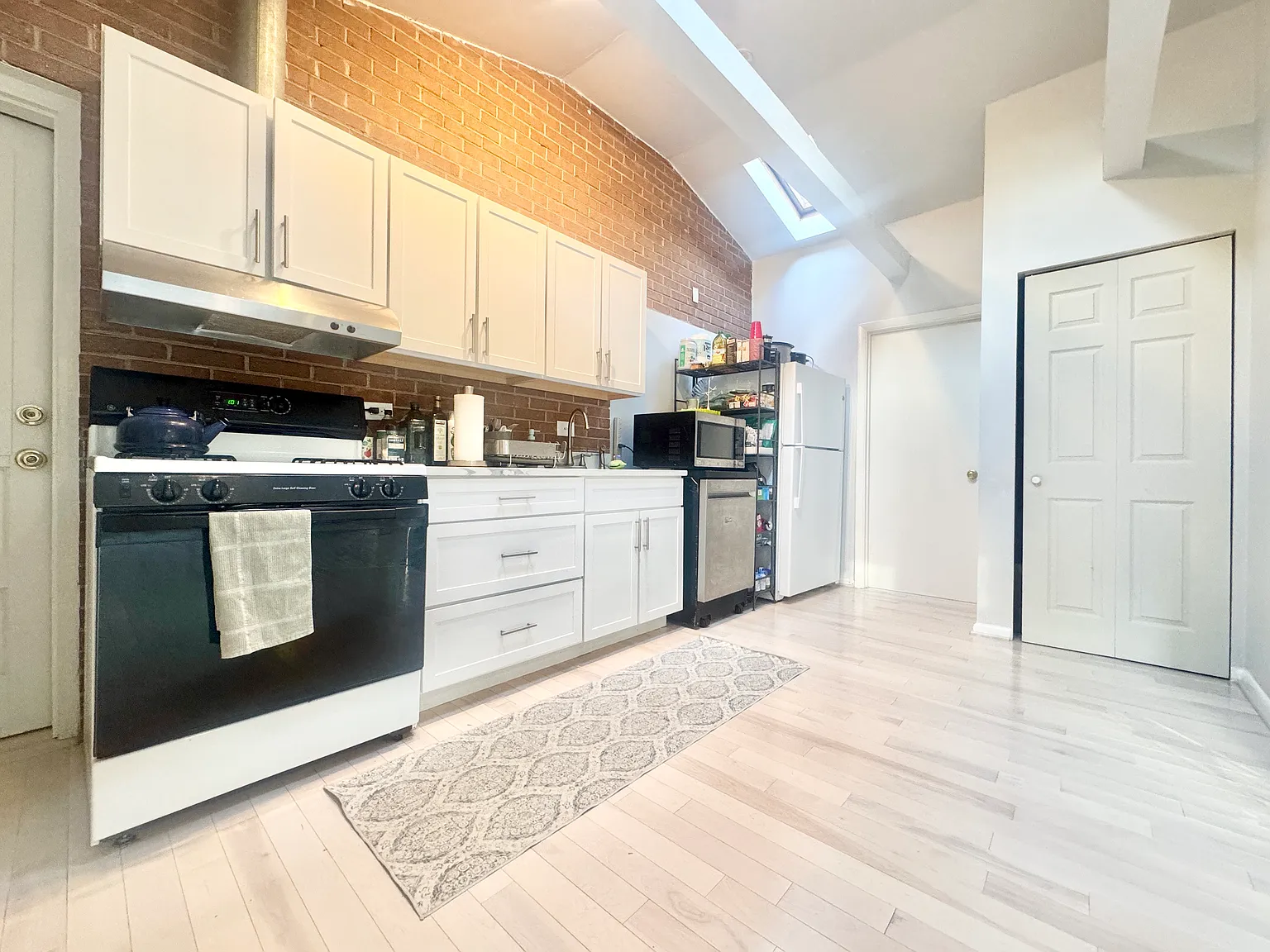 1 bed, 700 sqft, $1,800 — Photo 3