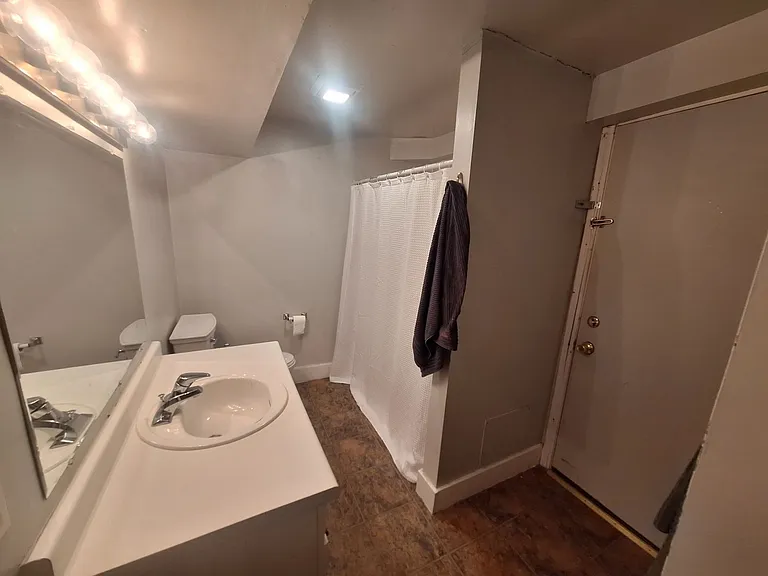 529 W 4th St #1 — Photo 16