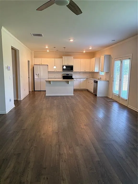 5 bed, 2.5 bath, 2804 sqft, $2,500 — Photo 2