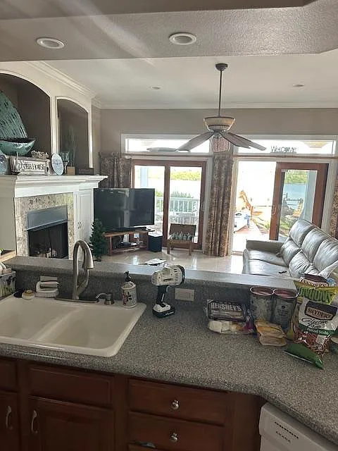 1405 S. Riverside Dr. — Photo 4