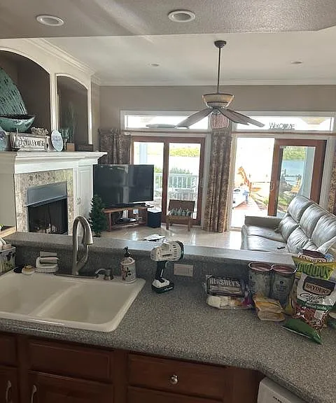 1405 S Riverside Dr — Photo 4