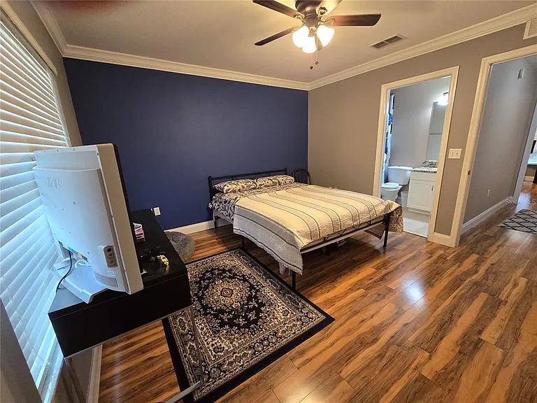 2636 SW 35th Pl #9 — Photo 11