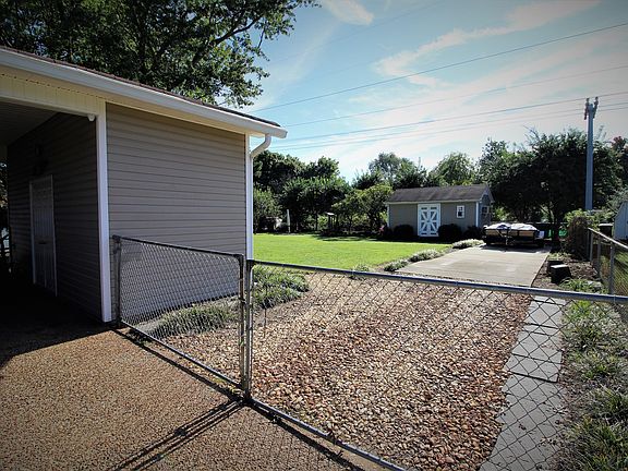 3rd image of 109 Steve Roberts Dr