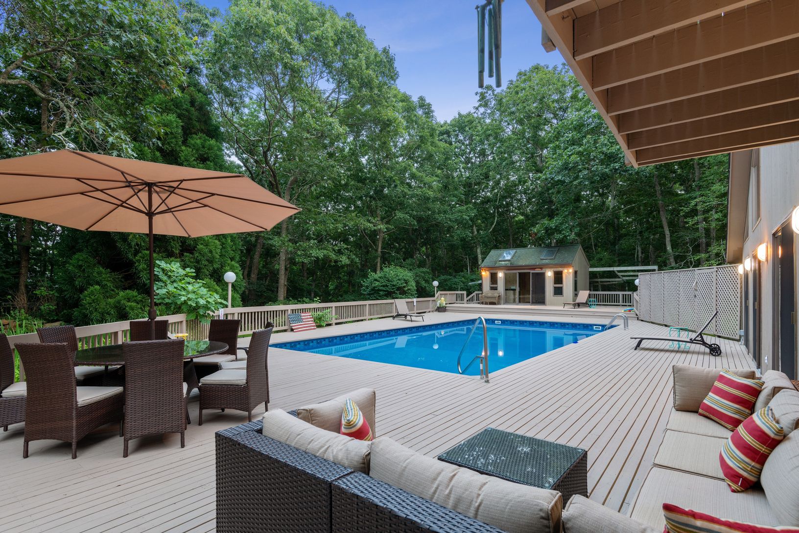  Ample decking