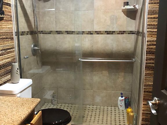 3rd image of 432 Edgehill Ln Unit 001
