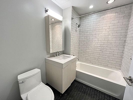 3rd image of 555 Waverly Ave APT 6M