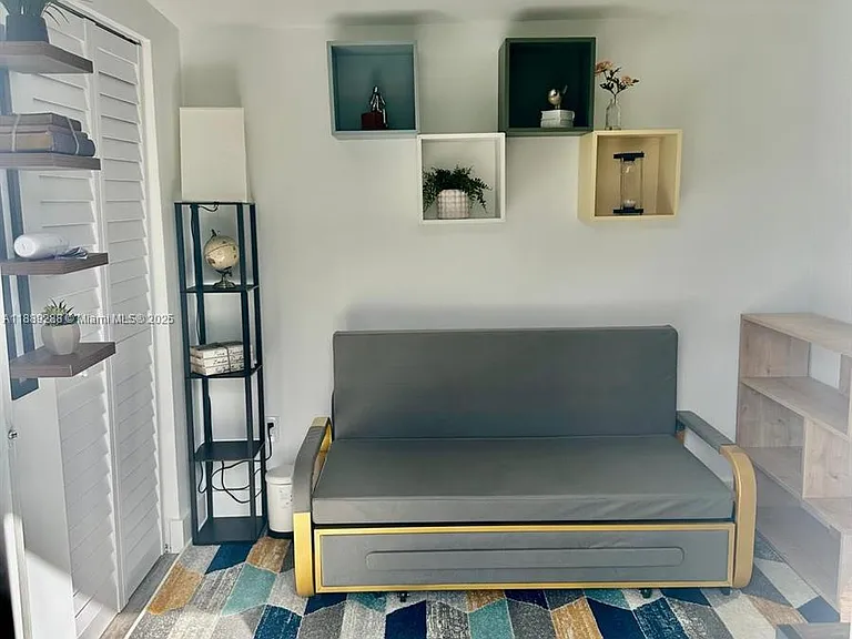 2943 SW 36th Ave #STUDIO — Photo 2
