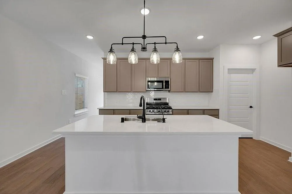 4 bed, 2.5 bath, $2,250 — Photo 3
