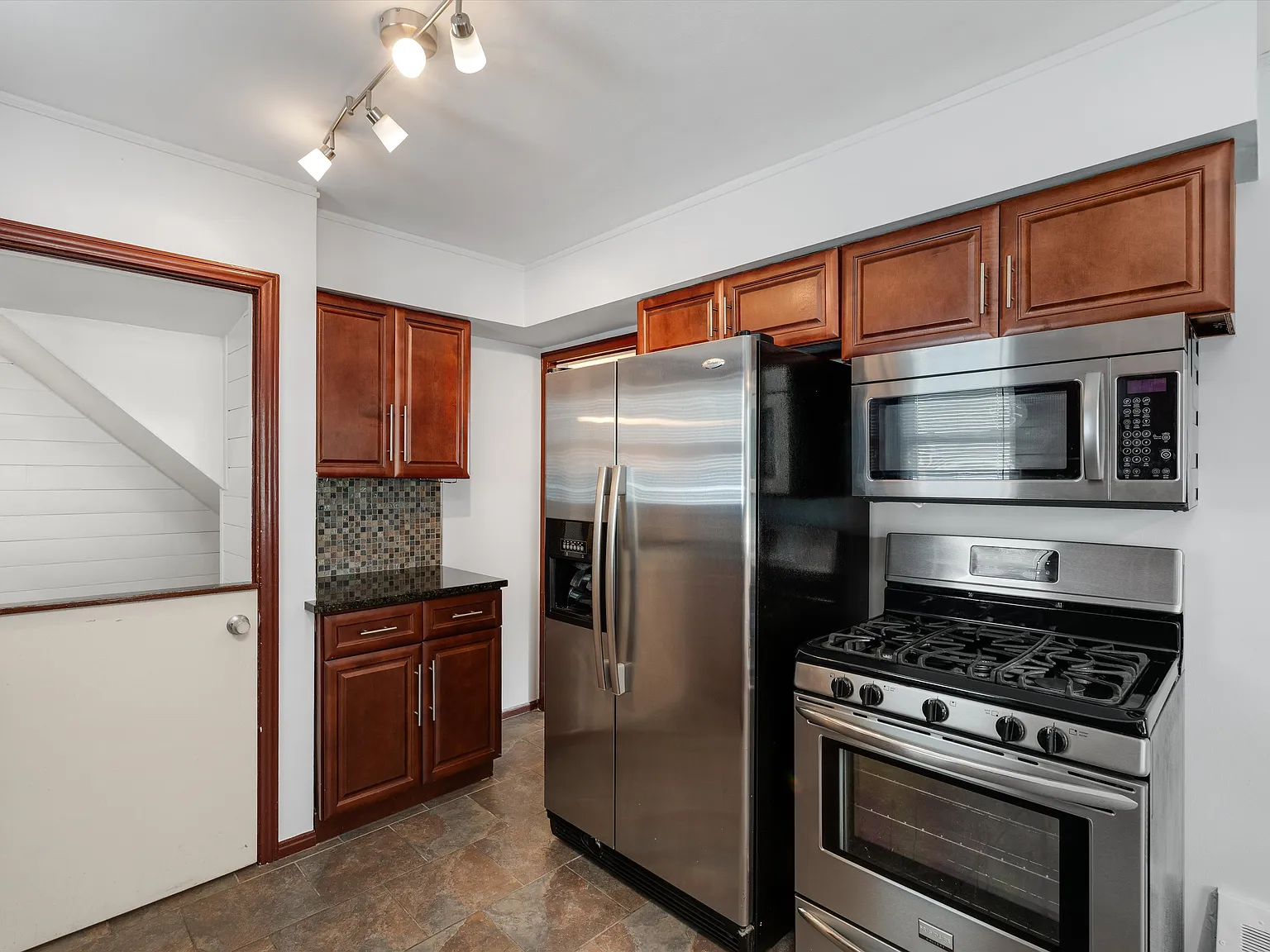 3 bed, 1100 sqft, $2,595 — Photo 2