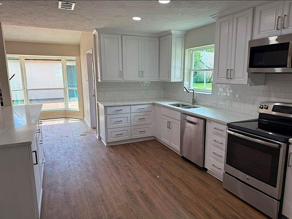 5th image of 2227 Cherry Bend Dr