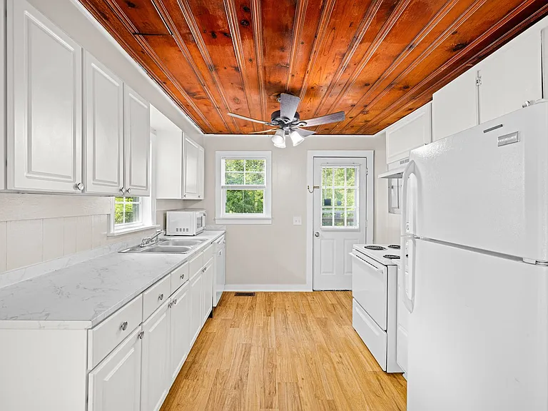 682 E Ocean Rd — Photo 5
