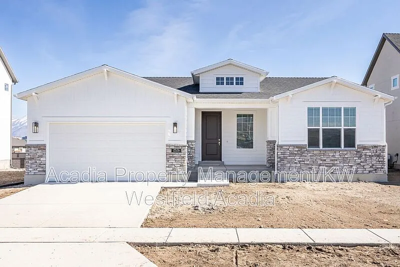 3 bed, 2.0 bath, 3239 sqft, $2,500 — Photo 1