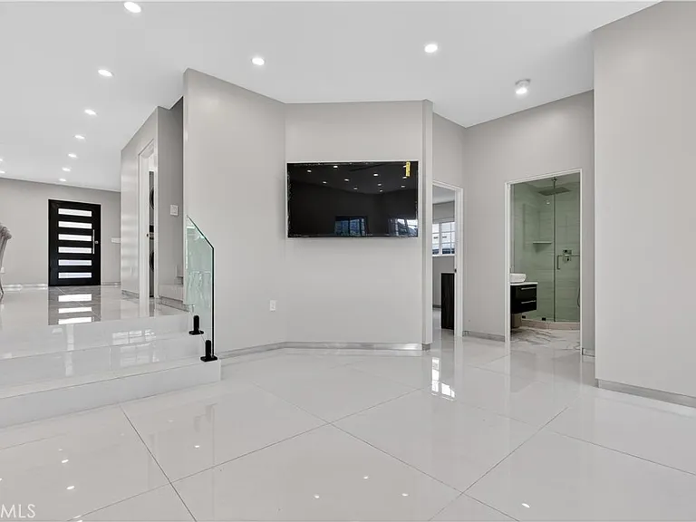 10510 Helendale Ave — Photo 18