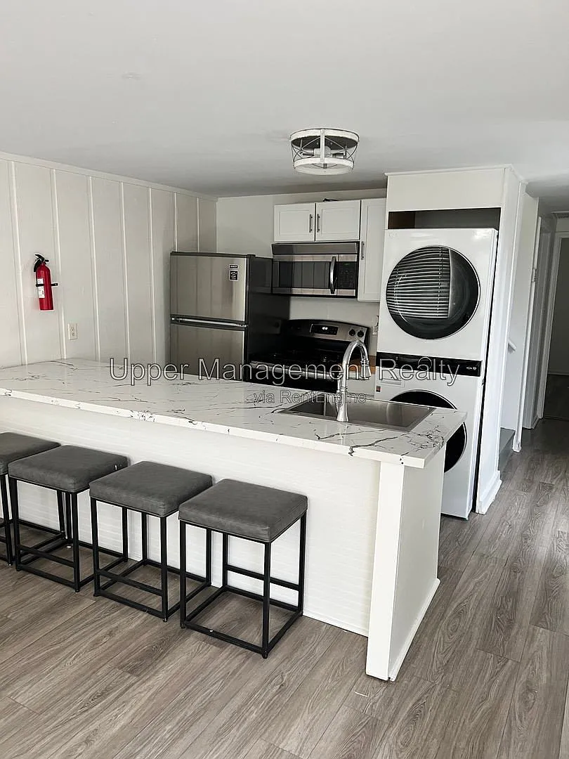 2 bed, 1.0 bath, $2,200 — Photo 4