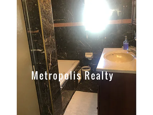 Rented by Metropolis International Realty Inc. | media 8