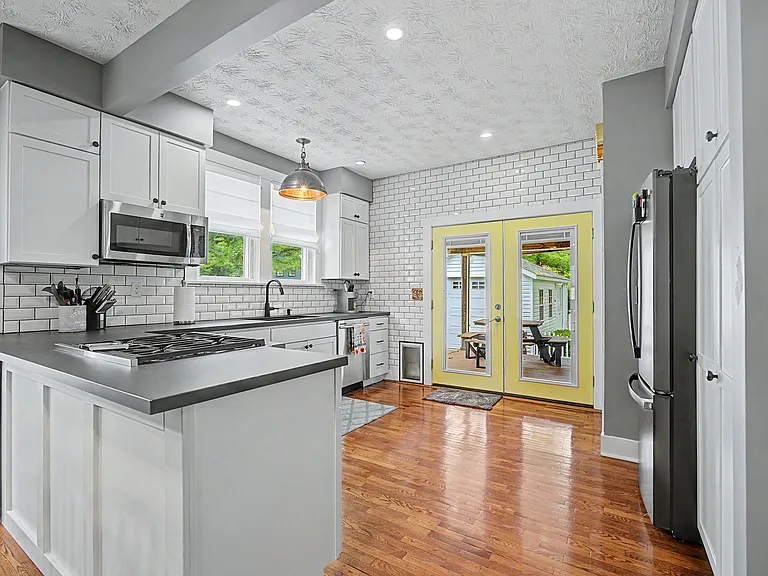 338 Elm St — Photo 15