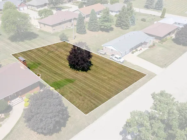 13 4th St SW, Dyersville, IA 52040