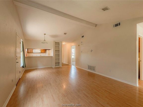 3rd image of 2513 Hickory Dr