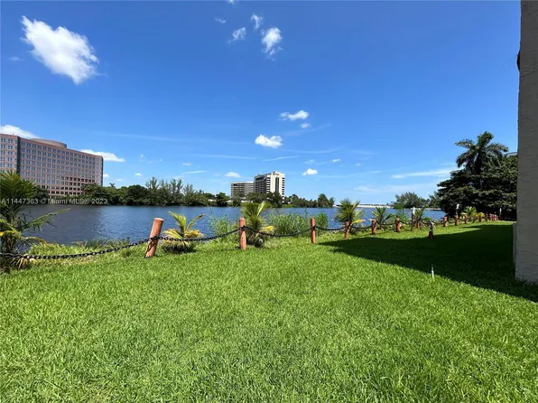 5201 NW 7th St APT 403, Miami, FL 33126