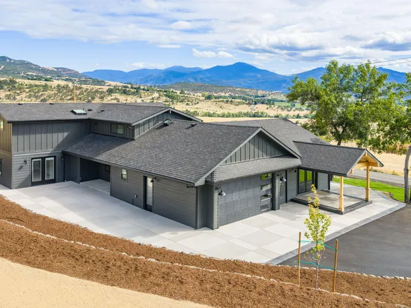 4691 Cherry Ln, Medford, OR 97504