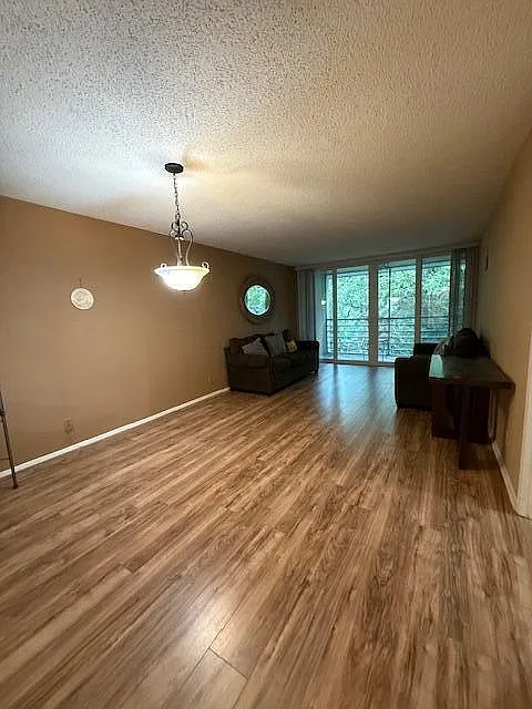 2 bed, 2.0 bath, 960 sqft, $2,400 — Photo 3