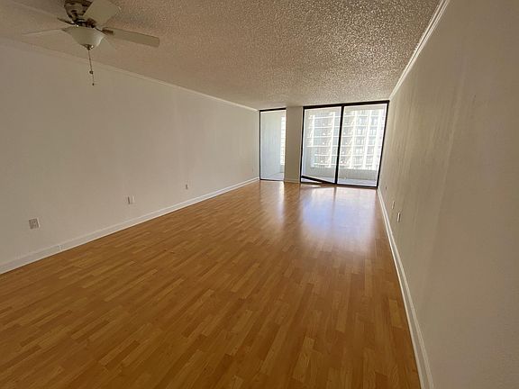 4th image of 555 NE 15th St APT 30E