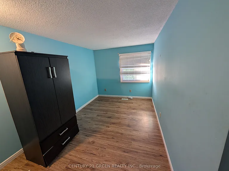 61 Ashley Cres — Photo 34