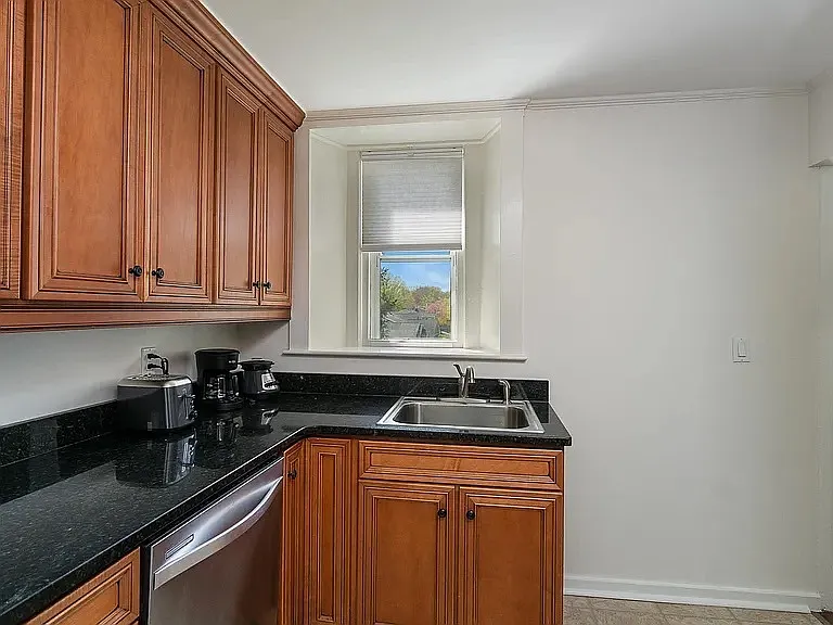 77 Coggeshall Ave #B — Photo 6