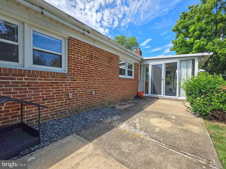 5921 Arlington Blvd — Photo 1