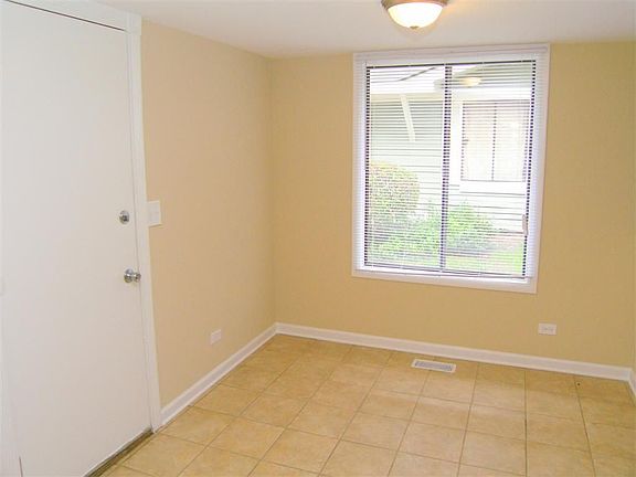 5th image of 2S746 Winchester Cir W Unit 2