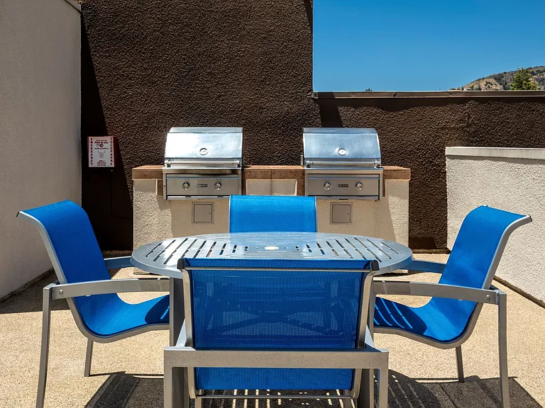Apartments in Hollywood, CA - Outdoor Grilling Area with Seating Area summit.