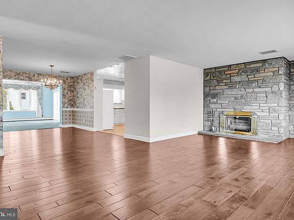 5th image of 206 School House Ln