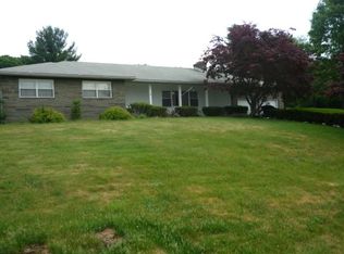 8 Oriel Ln, Rensselaer, NY 12144