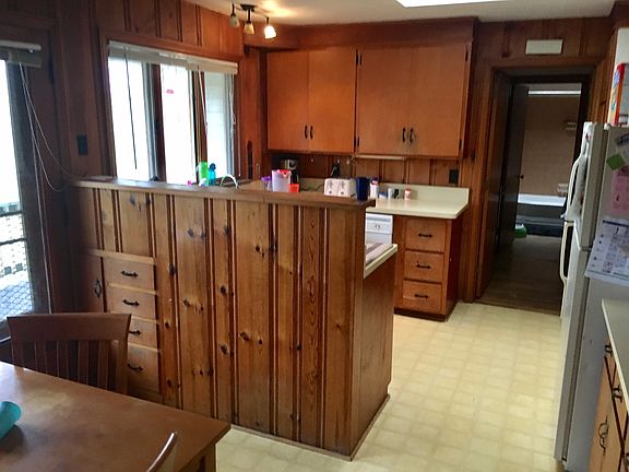 2nd image of 915 Silvoor Ln