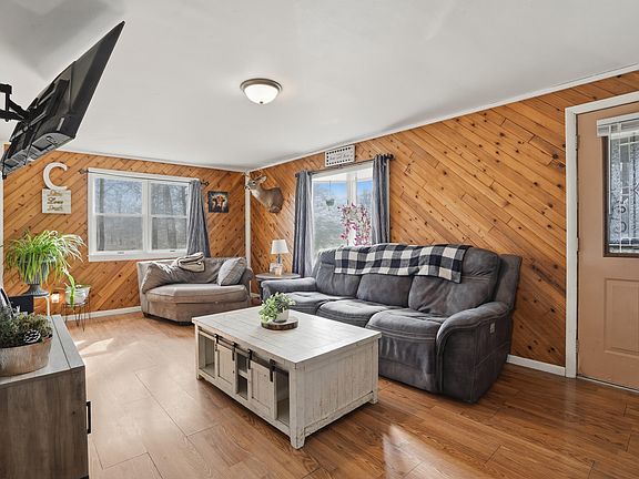 5th image of 482 E Grove St