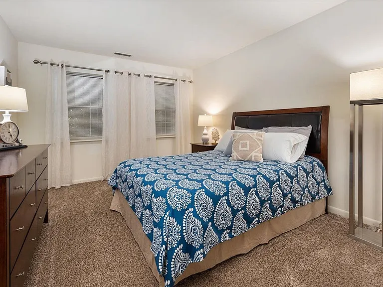 Parkwood Apartments — Photo 38