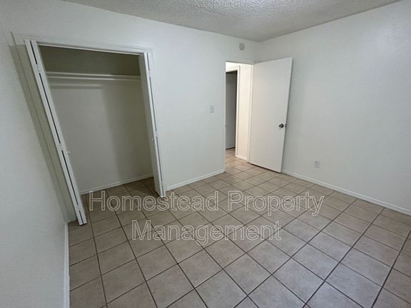 5th image of 1004 Acacia Cir