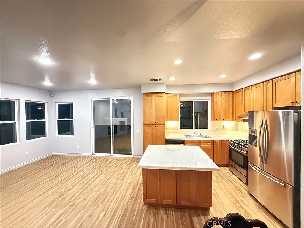 4 bed, 1895 sqft, $3,900 — Photo 4