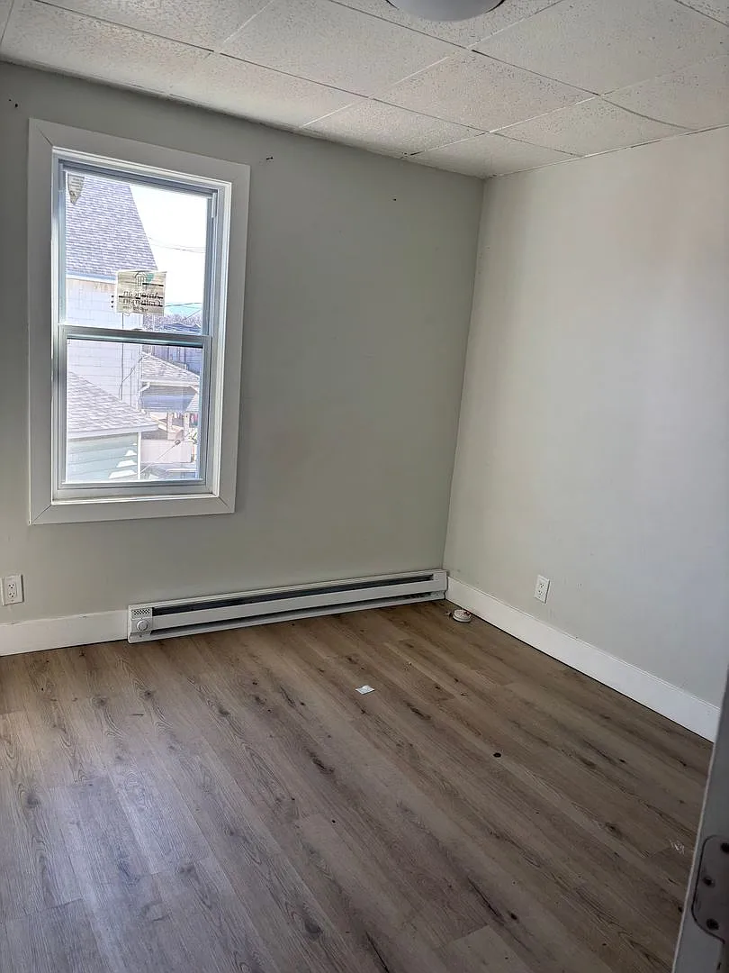 127-129 Main St — Photo 3