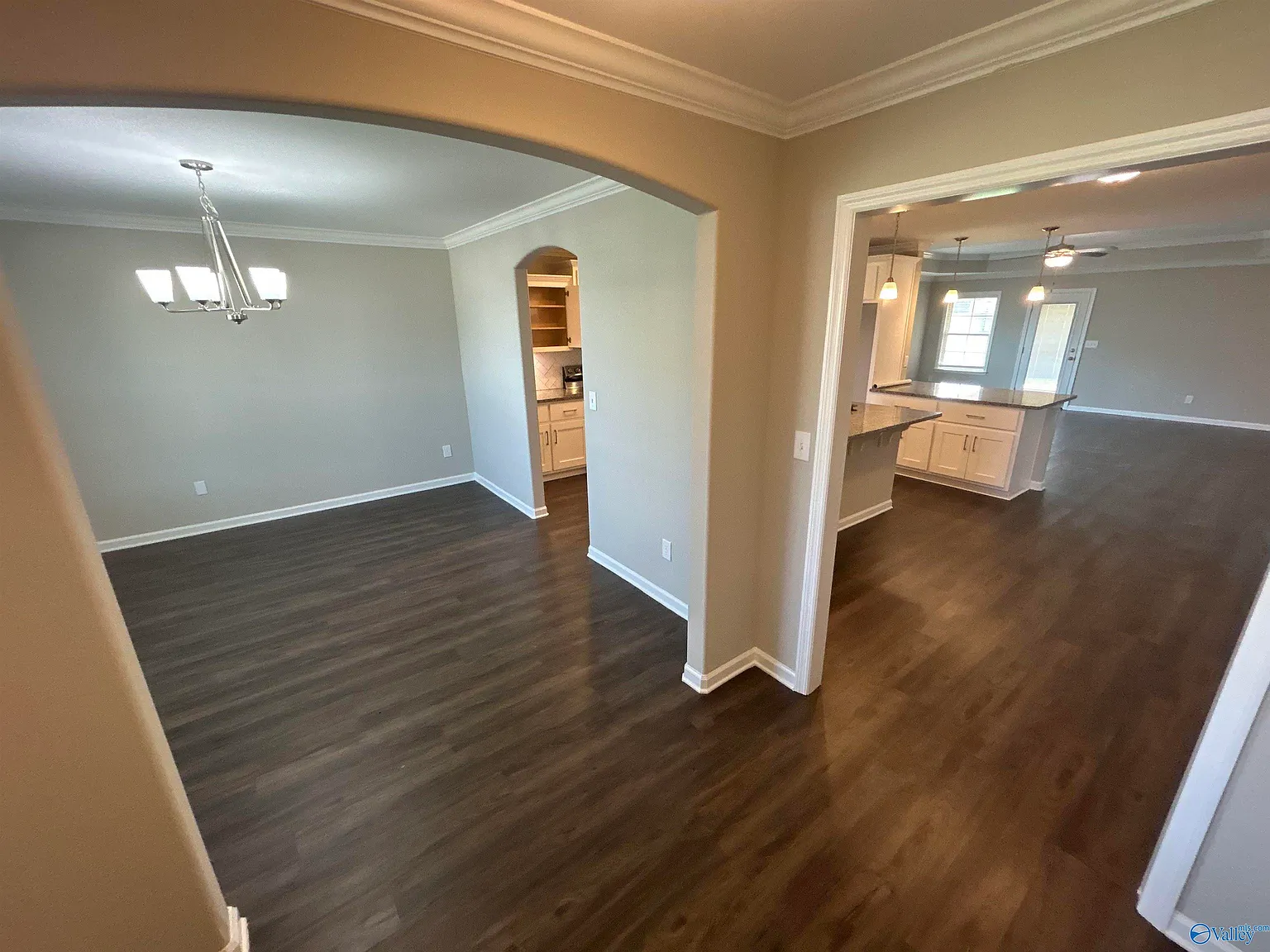 4 bed, 2.0 bath, 2515 sqft, $2,050 — Photo 3
