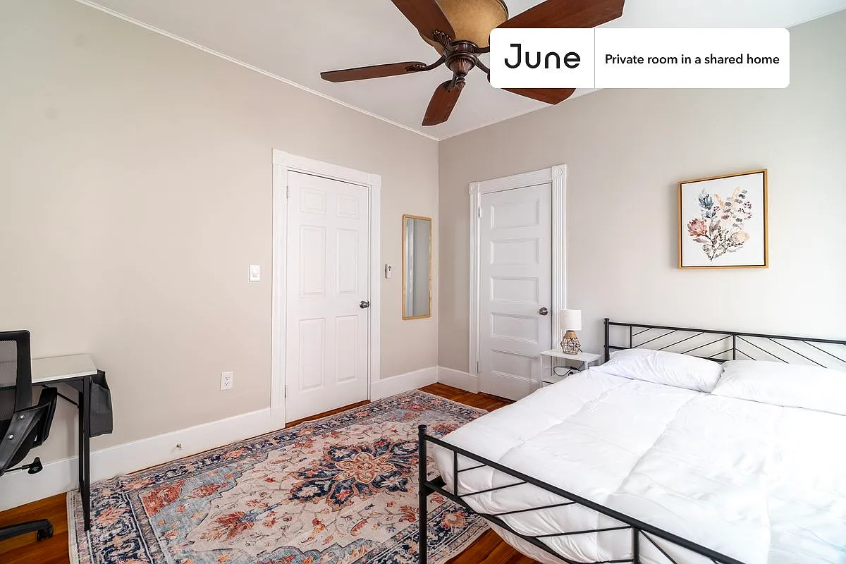 Queen bedroom in 5 bed/2 bath home in Brookline #1799 D — Photo 4
