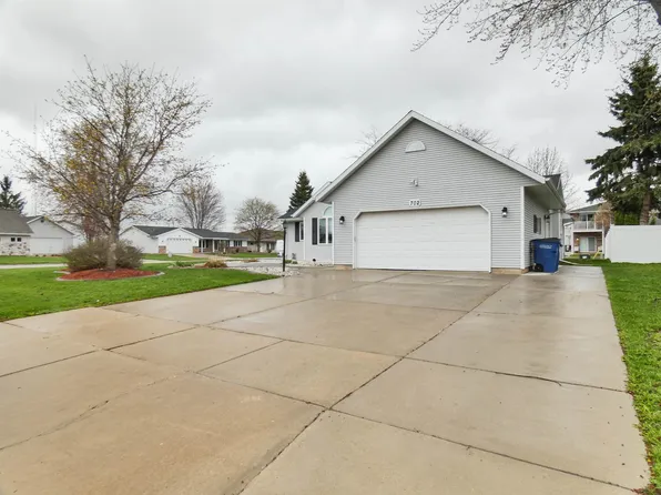 702 Carol Ln, Pulaski, WI 54162