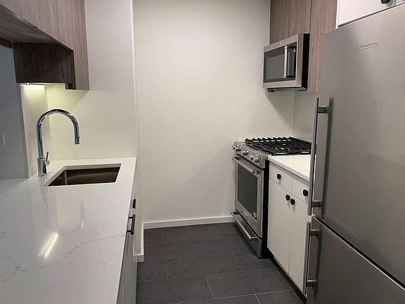 3rd image of 520 W 43rd St APT 4S