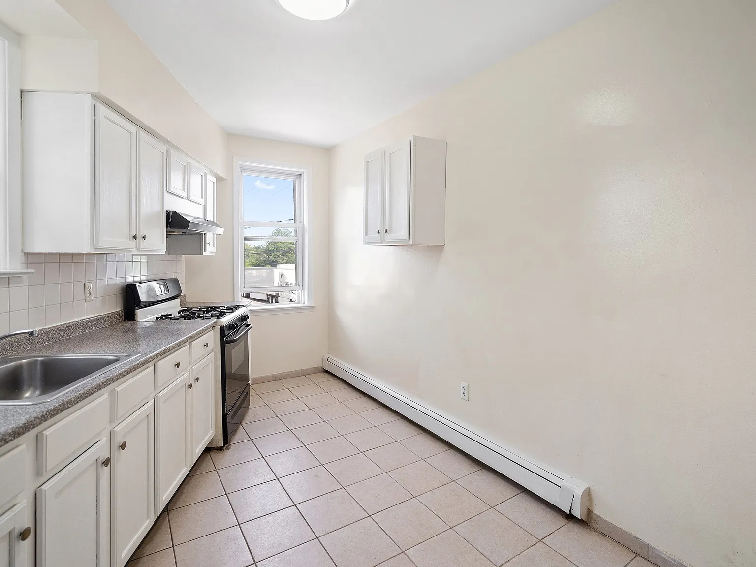 Spacious 1-bedroom apartment in the heart of Elizabethport — Photo 3