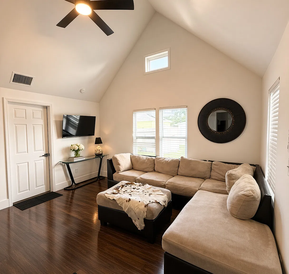 3 bed, 1000 sqft, $4,599 — Photo 3