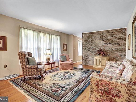 2nd image of 401 Sassafras Ct