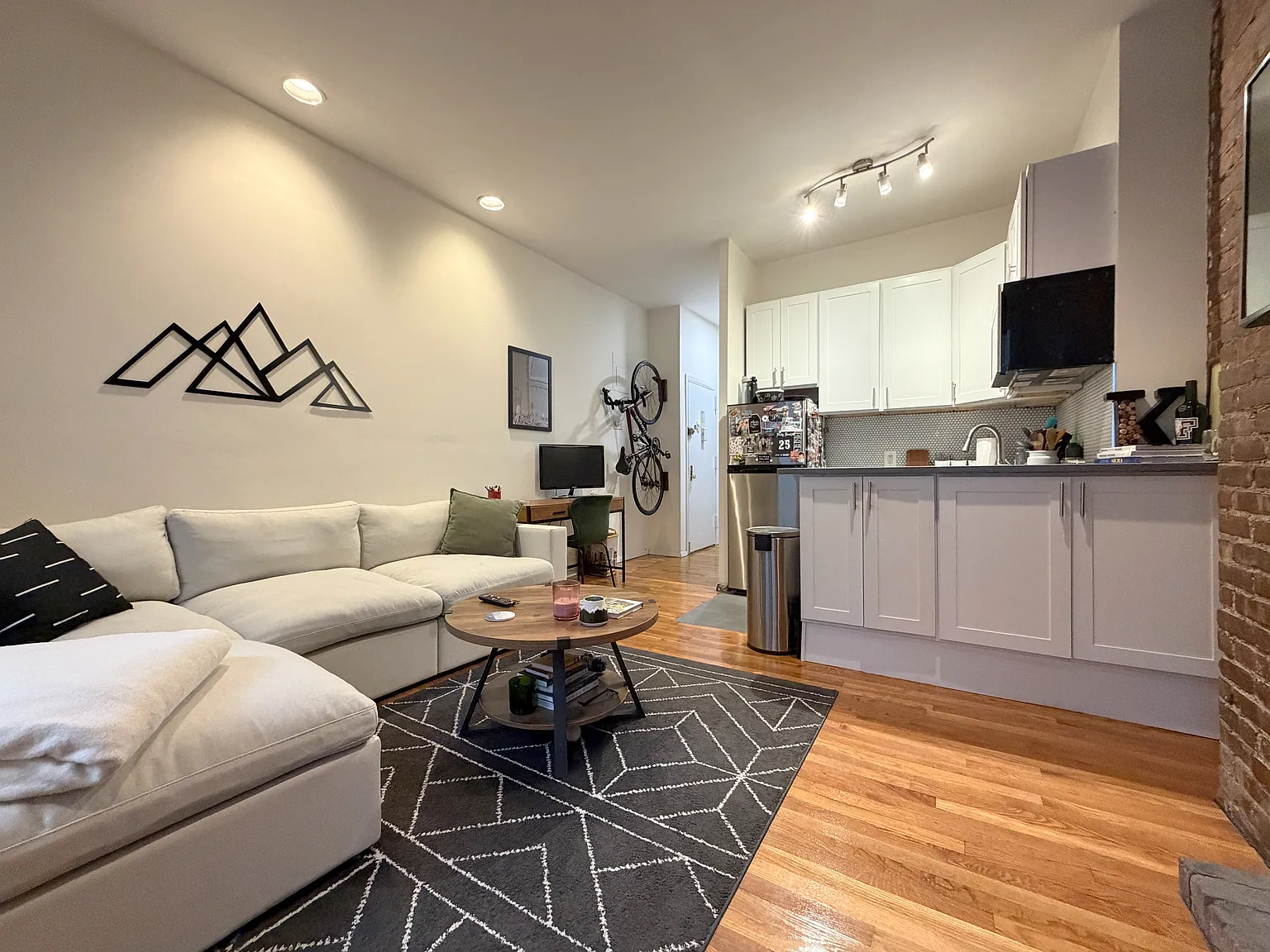 211 East 11th Street — Photo 2