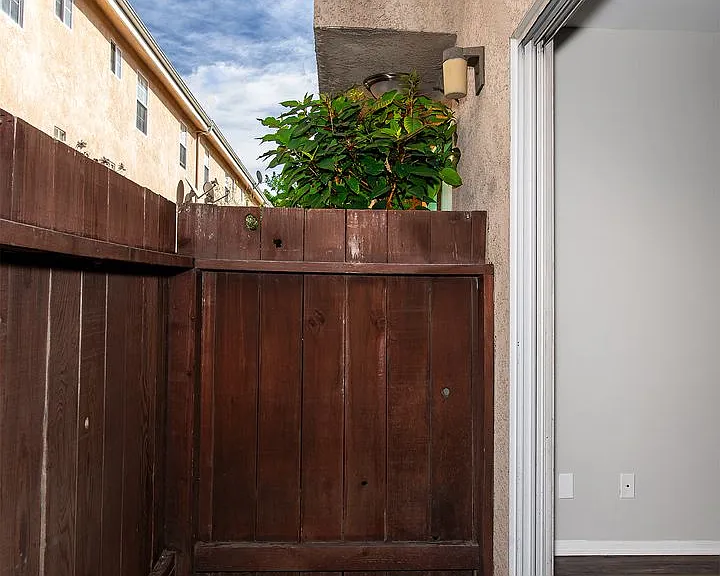 6438 Vineland Ave — Photo 10