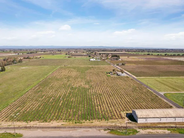 6233 E Woodbridge Rd, Acampo, CA 95220