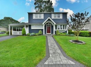 92 Smith St, Massapequa Park, NY 11762